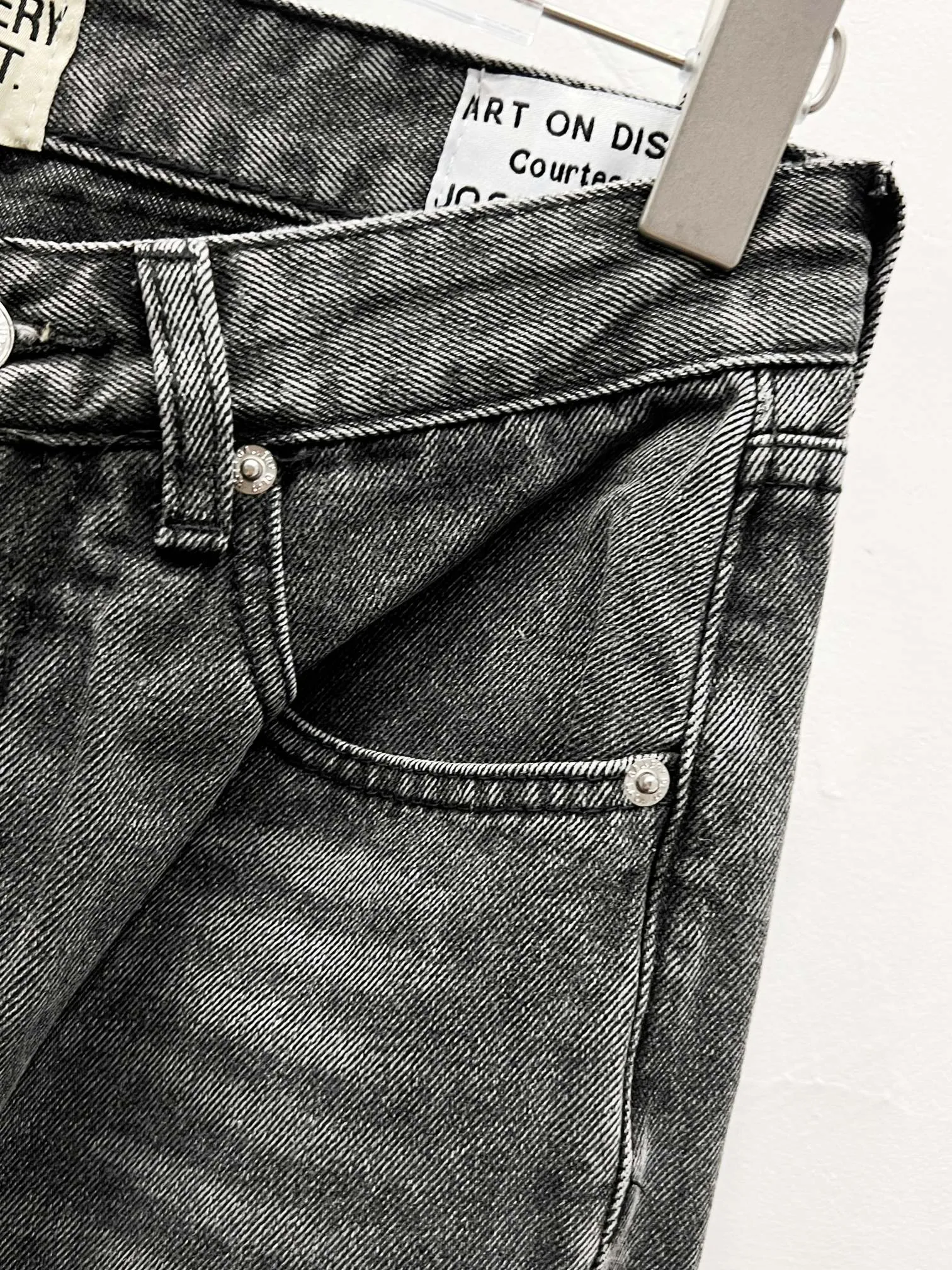P250 Style No.: (c064) GALLERY DEPT & Chrome hearts Spliced cross loose washed flared jeans to truly restore the ultimate vintage texture. The original hardware accessories, washed and other elevators, QR code analysis are all purchased from the original factory, with a high degree of restoration. You are welcome to compare with a certain product ~ Three-dimensional version Loose and comfortable, not picky about the body shape, taller and slimmer, factory Seiko, original quality control, same style for men and women, can be matched with couples, versatile recommendation Jeans that are a must-have for all seasons. Trendy people have been disappointed. From the quality selection of fabrics, the tailoring of details, and the matching of patterns, they are all impeccable! The upper body is so handsome when worn...it can be easily worn by men, women and children! The craftsmanship uses heavy-duty washed pure cotton denim fabric. After washing, it is soft and thick. It is very stylish when worn on the body. Size: 28, 30, 32, 34, 36 (S-XXL) Color: Stitching